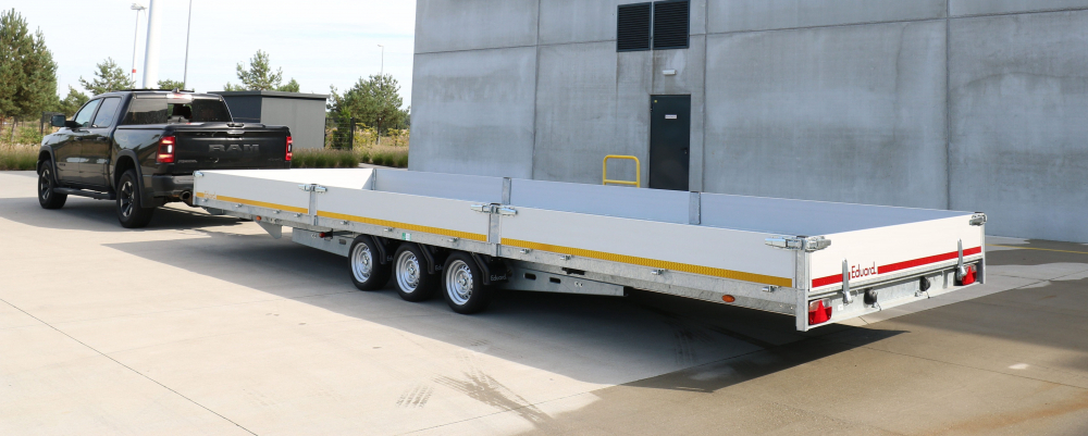 Foto 1 van 3 - Plateau aanhangwagen met ingebouwde oprijplaten 850 x 220 x 30 cm / 3500 kg