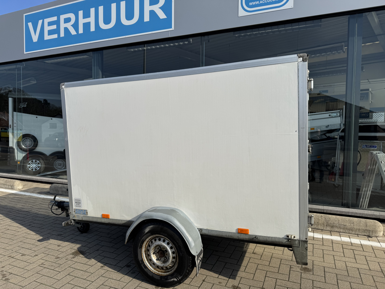 Enkelas geremde gesloten aanhangwagen 750 kg