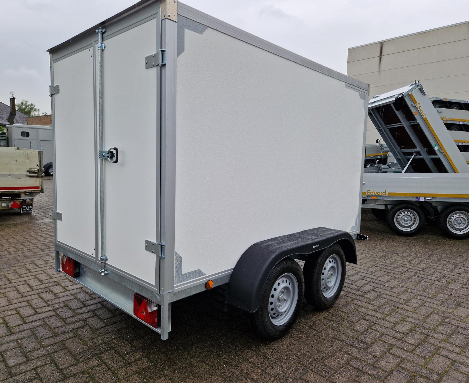 Gesloten aanhangwagen 300 x 150 x 150 cm / 750 kg