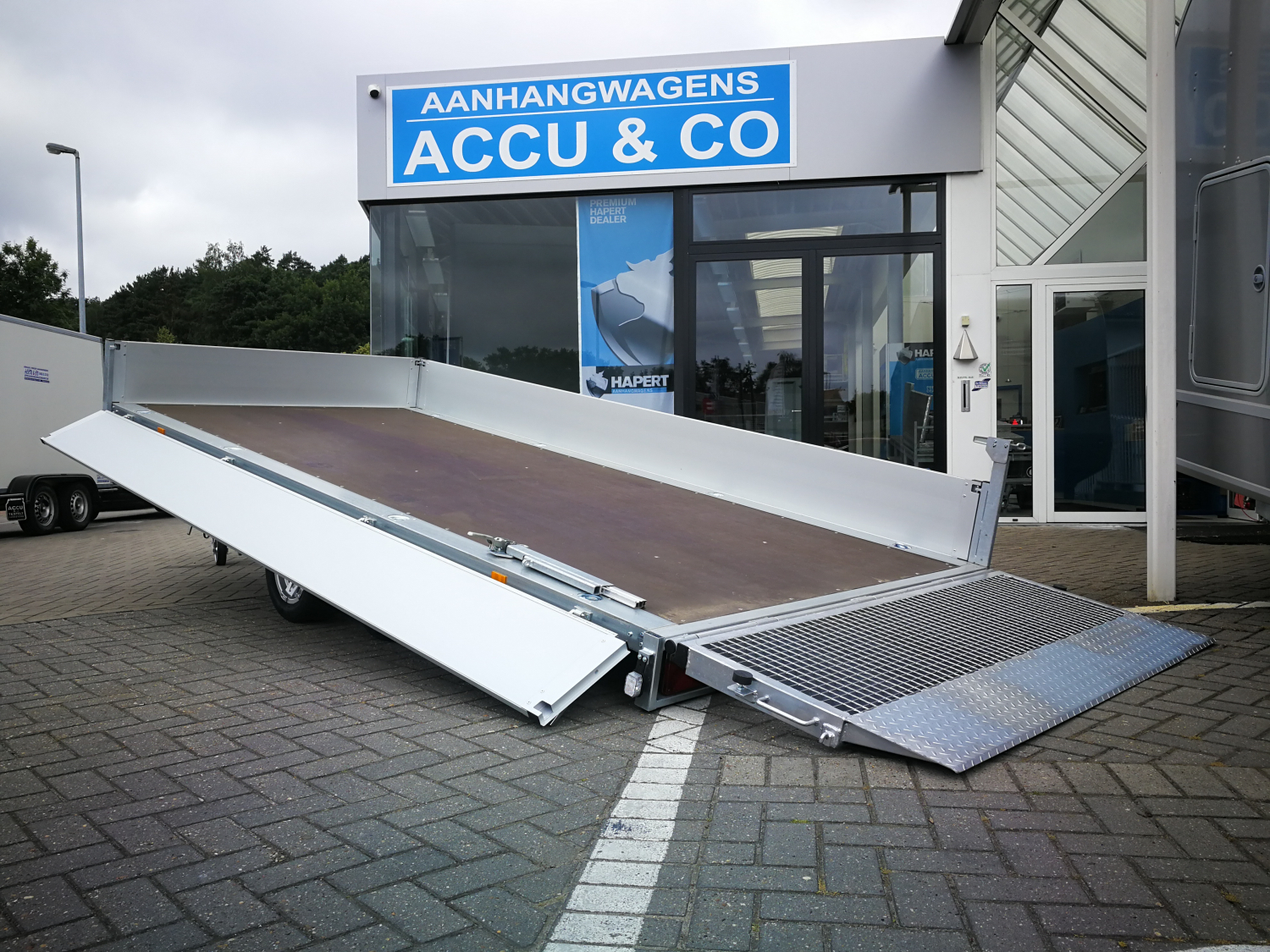 Kantelbare plateau aanhangwagen met oprijklep 366 x 175 x 30 cm / 1500 kg