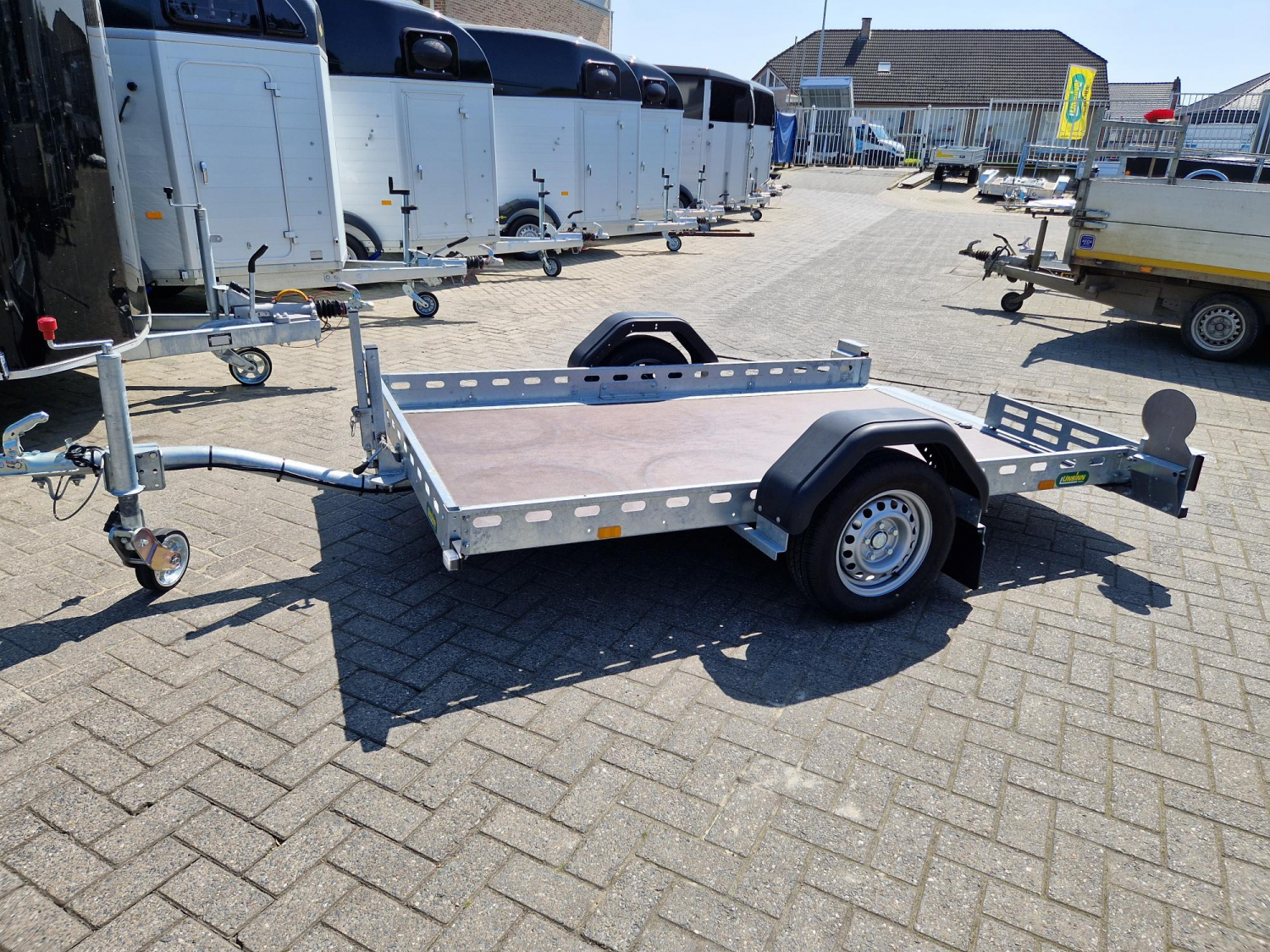 Foto 1 van 4 - 2m60 x 1m55 / Kantelbare motortrailer IN NIEUWSTAAT