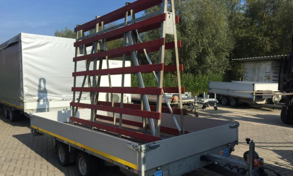 Foto 1 van 2 - Glasbok met aanhangwagen