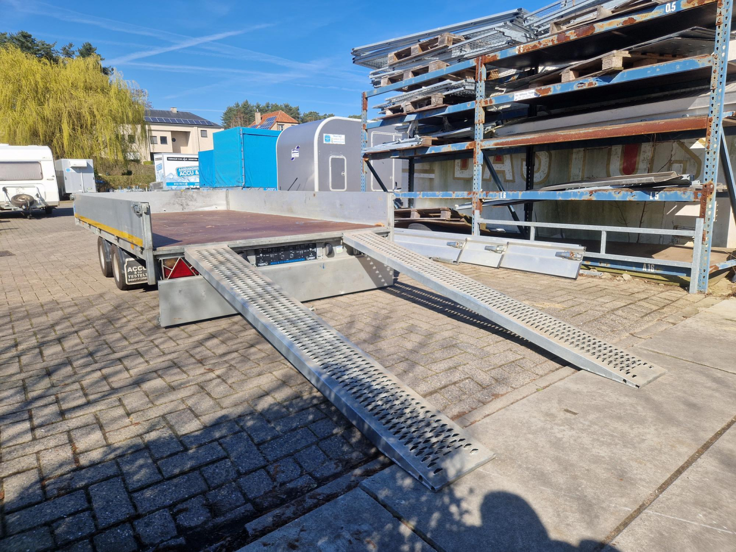 Multitrailer van 4m x 2m 3000 kg en ingebouwde oprijplaten