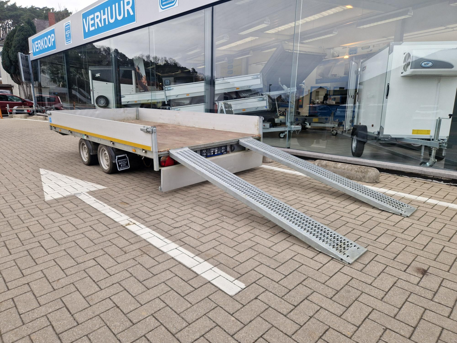 4m x 2m plateau aanhangwagen met oprijplaten 3000 kg
