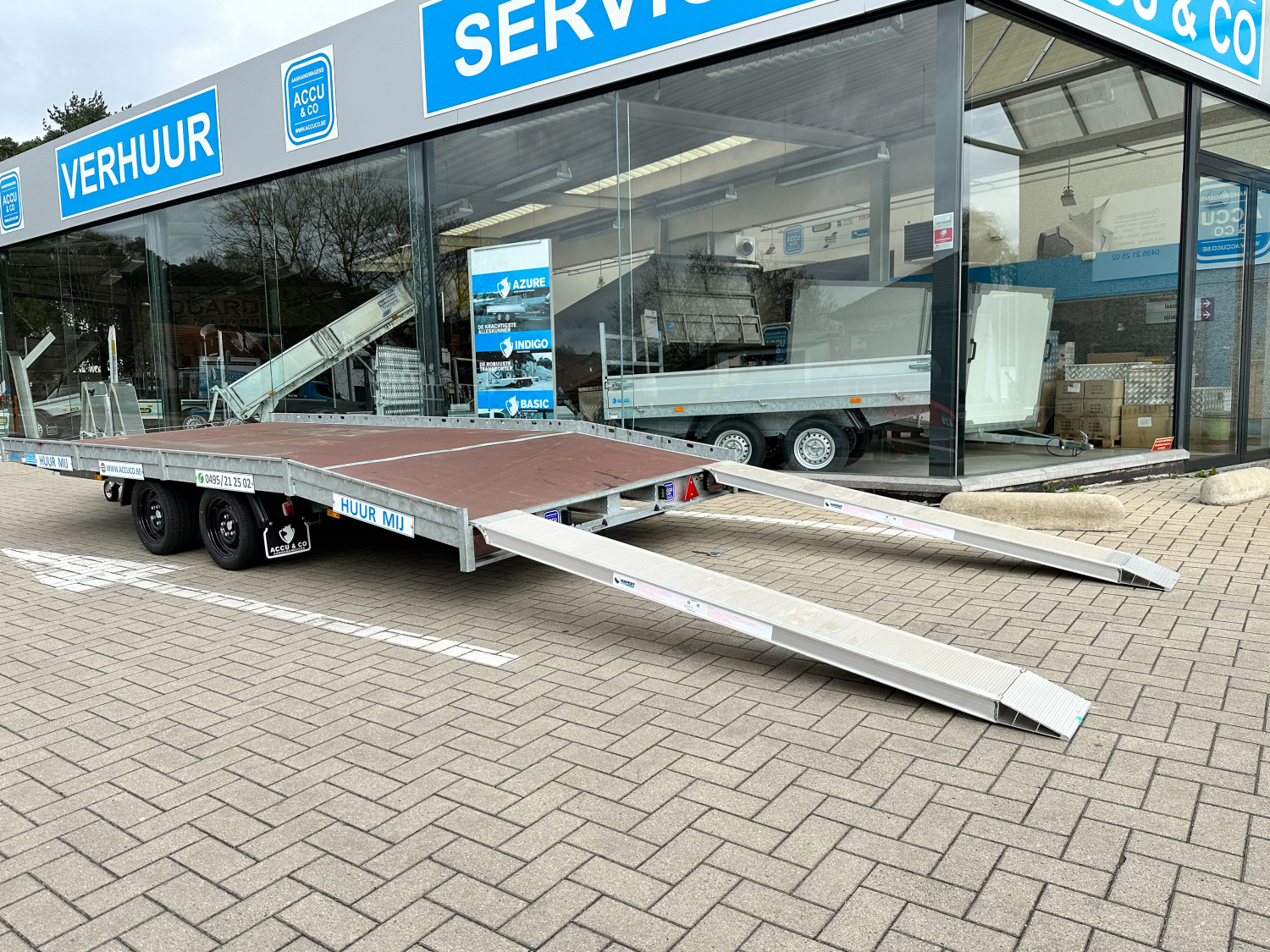 Foto 1 van 6 - Afgeschuinde autotrailer met handlier 505 x 220 cm / 3500 kg