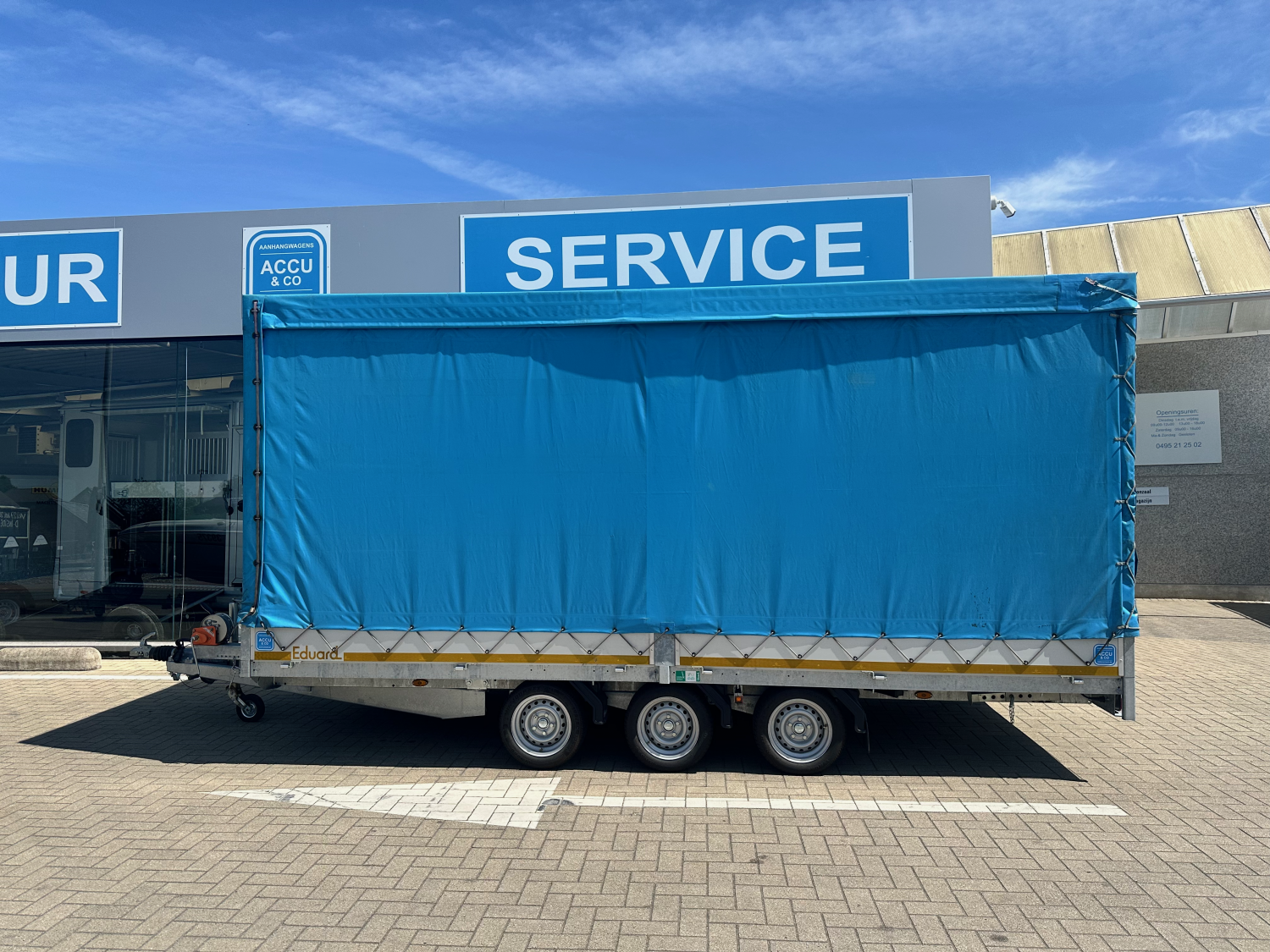 Foto 1 van 11 - Gesloten multitrailer met oprijplaten en handlier 506 x 220 x 220 cm / 3500 kg